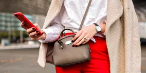 9 Jenis Tas Wanita Terpopuler Beserta Fungsinya, Bikin Tampilan Makin Maksimal