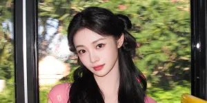 Absen dari Comeback I.O.I, Zhou Jieqiong Justru Terlihat di Seoul