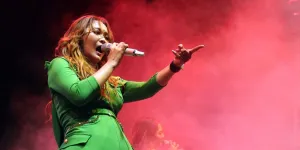 Aksi Panggung Inul Daratista di Festival6 Sukses Bikin Lintas Generasi Bergoyang, Intip Keseruannya Yuk!