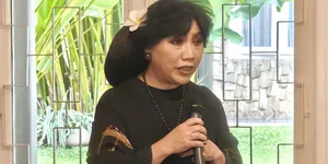 Anne Avantie Rancang Jubah Kanak-Kanak Yesus dari Perca Batik untuk Praha