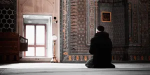 Apakah I'tikaf Wajib Dilakukan Masjid? Temukan Penjelasannya di Sini