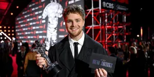 Arti dan Lirik Lagu 'ORDINARY' dari Alex Warren, Lagu Cinta Dengan Bahasa Religius