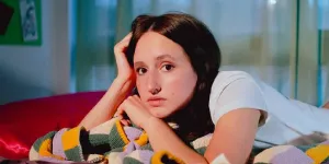 Arti dan Makna Lagu Wyd Now? – Sadie Jean, Tentang Godaan Kembali Ke Masa Lalu