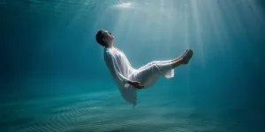 Arti Mimpi Berada di Dalam Air Jernih Menurut Psikologi dan Spiritualitas