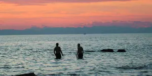 Arti Mimpi Berdiri di Atas Air Menurut Psikologi, Spiritual, dan Primbon Jawa