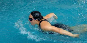 Arti Mimpi Berenang di Air Dangkal Menurut Psikologi dan Tafsir Spiritual