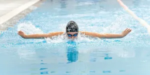 Arti Mimpi Berenang di Air Laut yang Jernih dan Tafsir Lengkapnya