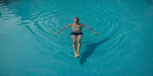 Arti Mimpi Berenang di Kolam Renang Air Jernih Menurut Psikologi dan Spiritual