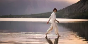 Arti Mimpi Berjalan di Atas Air Menurut Psikologi, Islam, dan Primbon Jawa