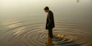 Arti Mimpi Bermain di Air Keruh Menurut Psikologi, Primbon, dan Spiritual