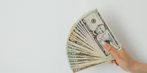 Arti Mimpi Diberi Uang Menurut Psikologi, Primbon Jawa, dan Islam Terlengkap