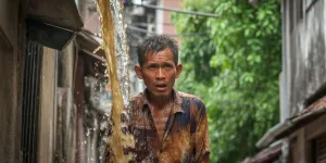 Arti Mimpi Disiram Air Comberan Beserta Makna dan Tafsir Lengkapnya