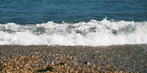 Arti Mimpi Diterjang Air Laut, Tafsir Lengkap dari Psikologi hingga Spiritual