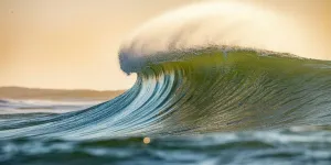 Arti Mimpi Gelombang Air Laut Besar Menurut Psikologi, Spiritual, dan Primbon