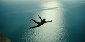Arti Mimpi Jatuh ke Air dari Ketinggian Menurut Psikologi dan Perspektif Lainnya