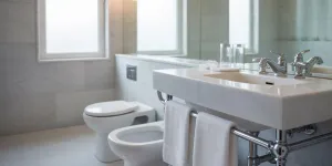 Arti Mimpi Kamar Mandi Penuh Kotoran Manusia: Makna dan Tafsir Lengkap