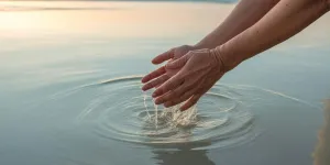 Arti Mimpi Main Air di Pantai, Tafsir Psikologis dan Spiritual Lengkap