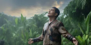Arti Mimpi Mandi Air Hujan: Tafsir Lengkap dari Psikologi, Primbon, hingga Perspektif Spiritual