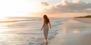 Arti Mimpi Mandi di Tepi Laut: Makna Spiritual dan Psikologis