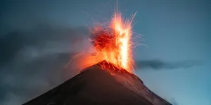 Arti Mimpi Melihat Gunung Meletus Menurut Primbon Jawa, Islam, dan Psikologi Modern