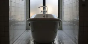 Arti Mimpi Melihat Mayat di Kamar Mandi: Makna dan Tafsir Lengkap