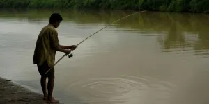 Arti Mimpi Memancing Ikan di Air Keruh: Tafsir Psikologis, Spiritual, dan Primbon Jawa