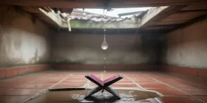Arti Mimpi Rumah Bocor Air Hujan Menurut Islam: Tafsir, Makna Spiritual, dan Cara Menyikapinya