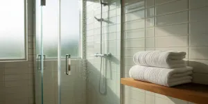 Arti Mimpi Teman Numpang Mandi: Makna dan Interpretasi Lengkap