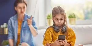 Atasi Leher Kaku dan Nyeri Akibat Gadget, Temukan Posisi Ideal untuk Menatap Layar!