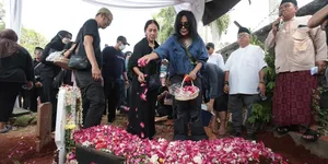 Atiek CB Hadiri Pemakaman Doddy Katamsi, Sebut Almarhum 'The Best Vocal Coach'