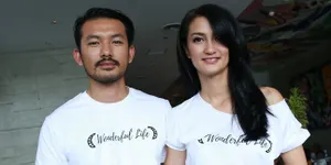 Atiqah Hasiholan Tak Pernah Dipuji Cantik Oleh Rio Dewanto?