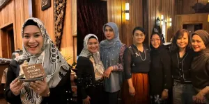 Banjir Ucapan Selamat dan Kado dari Orang Terdekat, Intip Momen Perayaan Ulang Tahun Ikke Nurjanah yang ke-50