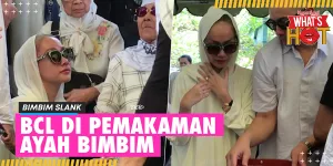 BCL & Tiko Hadiri Pemakaman Ayah Bimbim SLANK, Duduk Di Samping Bunda Iffet