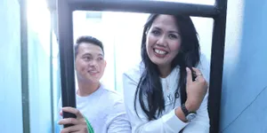 Belum Lama Putus dari Elly Sugigi, Irfan Sbaztian Gandeng Wanita Lain?