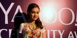 Berdua Bersama Suami, Rianti Cartwright Main Dengan Anjing