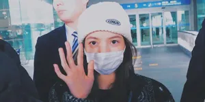 Berinteraksi dengan Penggemar di Bandara, Reaksi Lisa BLACKPINK Jadi Sorotan