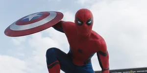 Bikin Heboh Pengguna Jalan, Spider-Man Atur Lalu Lintas Malang!
