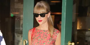 Black & White Jadi Style Andalan Favorit Taylor Swift di Panggung