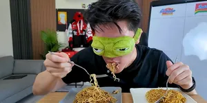 Blind Test Mie Instan Terenak ala Sebastian Tedy, Apa Mie Instan Favorit Kamu Juga Termasuk?