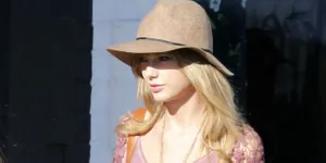 Bowler Hat Jadi Penyelamat Taylor Swift Saat Bad Hair Day