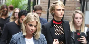 Bugil Bersama dalam Bathtub, Cara Delevingne Pamer Foto Ciuman Mesra dengan Ashley Benson