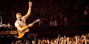 Bukan Cuma Nulis Lagu Buat Coldplay, Ini 5 Lagu Karya Chris Martin yang Dipopulerkan Musisi Lain