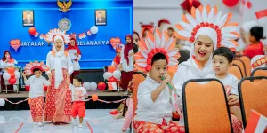 Cantik Pakai Pashmina, Ini Potret Kahiyang Ayu Ikut Perayaan 17 Agustus di Sekolah sang Anak