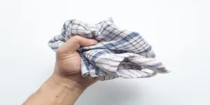 Cara Ampuh Menghilangkan Noda dan Bau Apek pada Lap Dapur