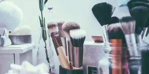 Cara Membersihkan Brush Makeup yang Benar agar Kulit Tetap Sehat dan Glowing