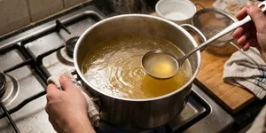 Cara Membuat Kaldu Ayam Gurih dari Bahan Sederhana, Kaya Rasa untuk Berbagai Masakan