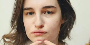 Cara Membuat Makeup Flawless, Atasi Wajah Bopeng dan Tekstur dengan Setting Spray