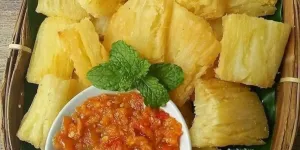 Cara Menggoreng Singkong Supaya Merekah dan Renyah Menggunakan Satu Bahan Saja