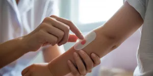 Cara Menggunakan Fever Patch untuk Bekas Suntikan