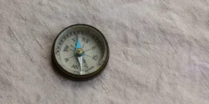 Cara Menggunakan Kompas Kiblat yang Benar untuk Menentukan Arah Salat Akurat